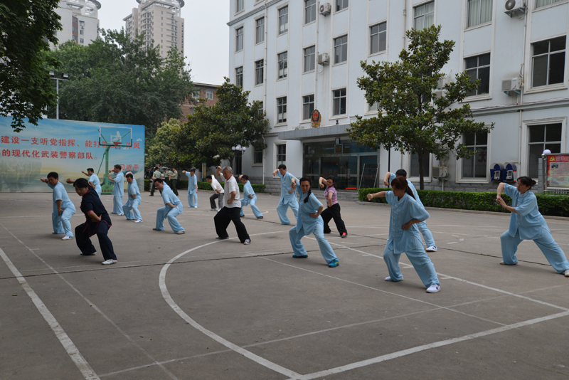 聘請(qǐng)陳式太極拳知名教練教學(xué)，開(kāi)展太極拳興趣小組活動(dòng)。