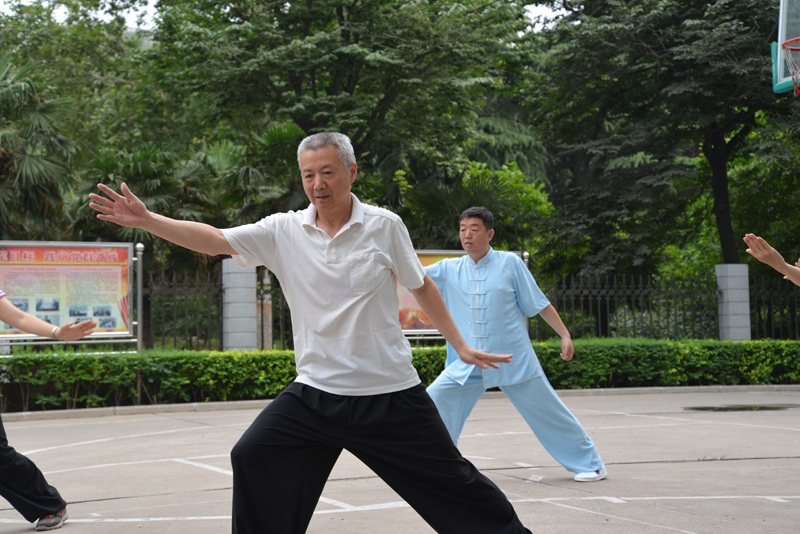 聘請(qǐng)陳式太極拳知名教練教學(xué)，開(kāi)展太極拳興趣小組活動(dòng)。