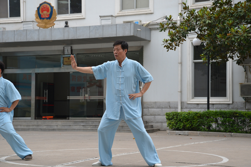 聘請(qǐng)陳式太極拳知名教練教學(xué)，開(kāi)展太極拳興趣小組活動(dòng)。