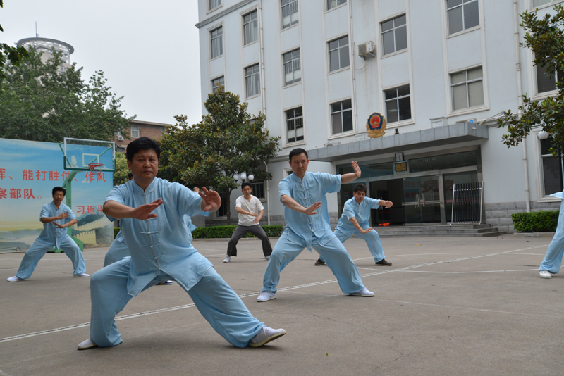聘請(qǐng)陳式太極拳知名教練教學(xué)，開(kāi)展太極拳興趣小組活動(dòng)。