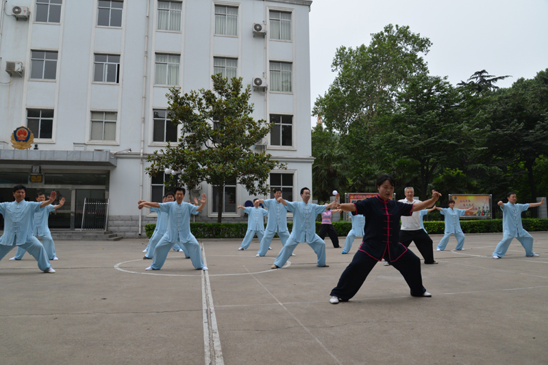 聘請(qǐng)陳式太極拳知名教練教學(xué)，開(kāi)展太極拳興趣小組活動(dòng)。