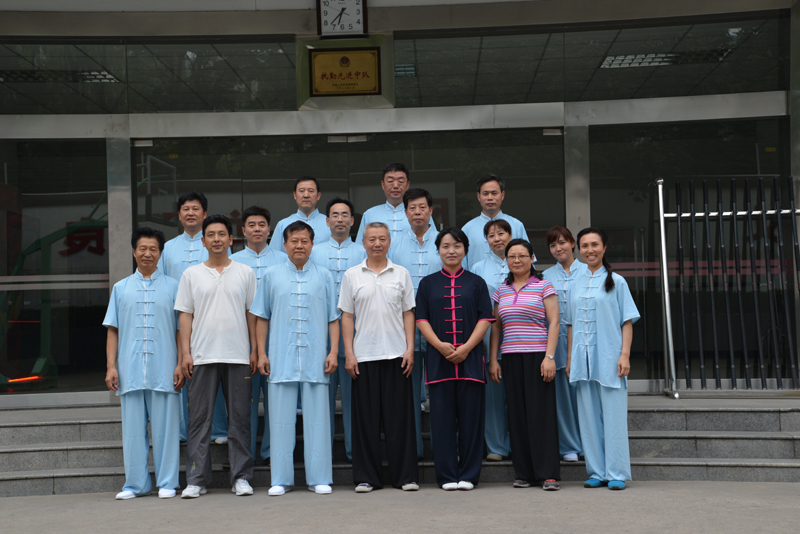 聘請(qǐng)陳式太極拳知名教練教學(xué)，開(kāi)展太極拳興趣小組活動(dòng)。