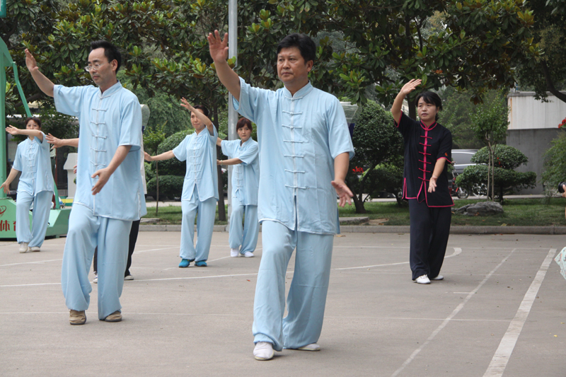 聘請(qǐng)陳式太極拳知名教練教學(xué)，開(kāi)展太極拳興趣小組活動(dòng)。